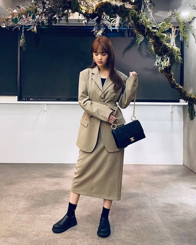 Ngoài 30 thì diện chân váy thế nào cho vừa trẻ trung vừa ăn đậm điểm thanh lịch? Các mỹ nhân này sẽ chỉ cho bạn 11 cách - Ảnh 7.