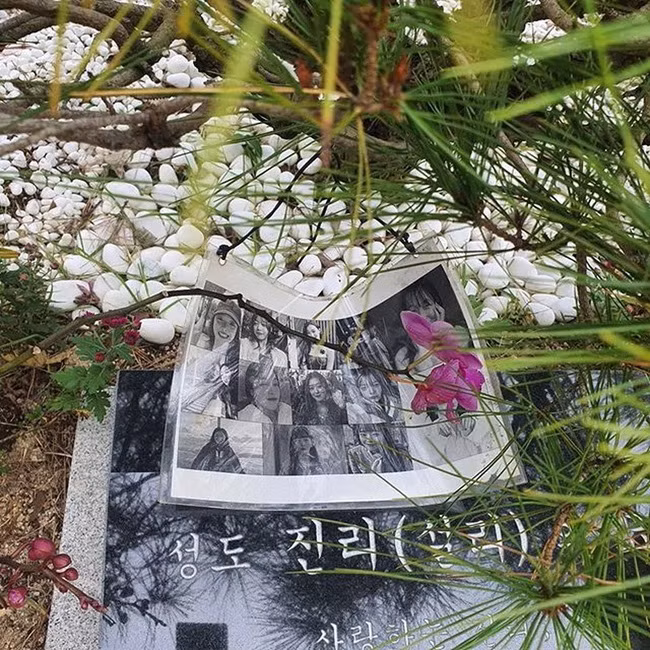 Nghĩa trang nơi an nghỉ cuối cùng của Sulli lộ diện sau đúng tròn 1 năm ngày cố thần tượng qua đời - Ảnh 2.