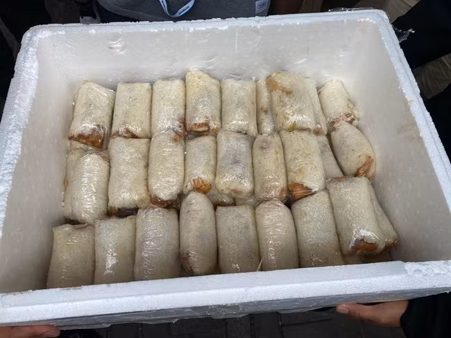 Bánh nếp mà Hà Siêu Doanh đã tặng riêng cho các phóng viên.