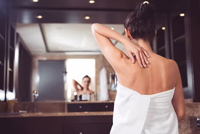 Đối với những người bị mụn ở lưng, dùng lược kỳ cọ sẽ làm giảm thiểu tình trạng mụn hiệu quả.