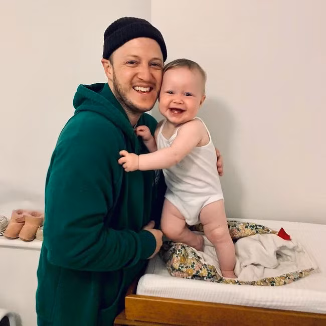 Cười "rách mép" khi xem bố copy y chang vẻ mặt say sữa của con - Ảnh 9.