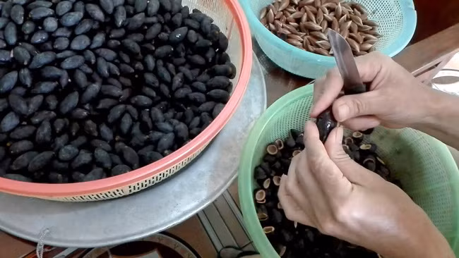 Hoá ra đây lại là màn no bụng sinh nông nổi của cô gái, những khuôn mặt mếu máo thực chất là... hạt quả trám đen.