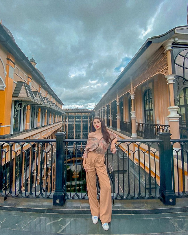 Một chiếc áo sơ mi trễ vai kết hợp với quần âu ống rộng sẽ cho ra đời set đồ vừa thanh lịch, vừa sexy, phóng khoáng. Điểm sành điệu sẽ được nâng cao đáng kể khi bạn hoàn thiện set đồ bằng một đôi sneaker trắng. Cuối cùng, bộ đôi áo sơ mi + quần ống dài rộng luôn hack dáng tuyệt đỉnh.