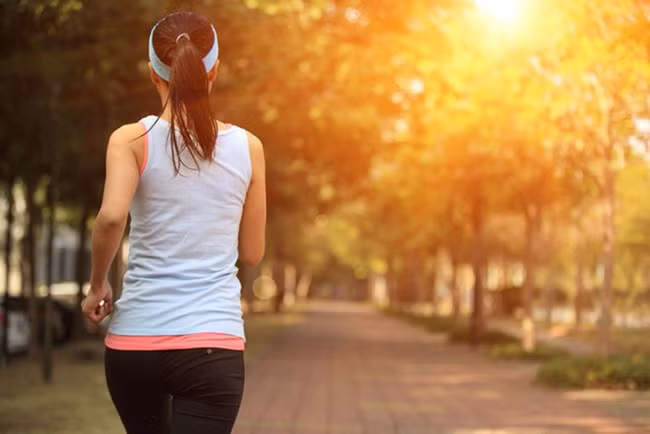 Mọi người đừng quên thoa kem chống nắng thường xuyên khi ra ngoài trời, mỗi giờ một lần là tốt nhất.