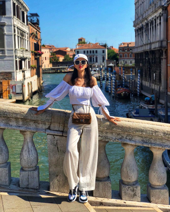 Nếu thường ngày bạn thấy ngại, những chuyến du lịch chính là lúc hoàn hảo để bạn &quot;quẩy&quot; những chiếc áo blouse thật điệu như lựa chọn của Hương Giang. Bên cạnh đó, hãy ghim luôn cả cách mix đồ siêu ổn của nàng hậu, đó là kết hợp áo blouse kiểu cách với quần ống rộng, vải thô đũi và giày thể thao, vẻ ngoài sẽ được cân bằng và toát lên nét phóng khoáng, sành điệu.