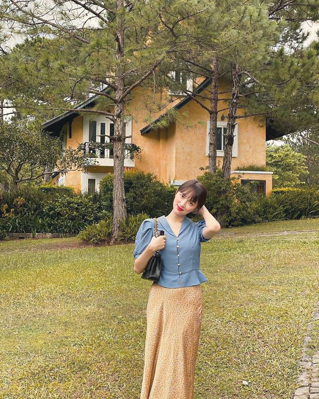 Bộ đôi áo blouse tay bồng + chân váy hoa trông thanh lịch, tinh tế mà vẫn tươi xinh đáo để; outfit ăn ảnh này sẽ cho chị em những tấm hình sống ảo tuyệt xinh nếu áp dụng.