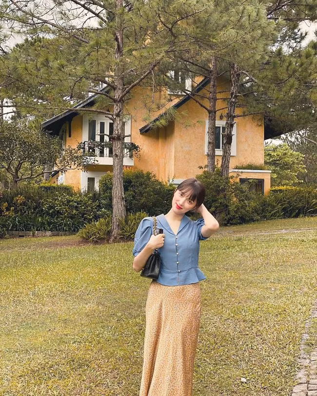 Bộ đôi áo blouse tay bồng + chân váy hoa trông thanh lịch, tinh tế mà vẫn tươi xinh đáo để; outfit ăn ảnh này sẽ cho chị em những tấm hình sống ảo tuyệt xinh nếu áp dụng.