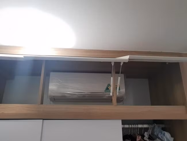 Ngược lại với gia đình trên, một gia đình khác sợ điều hòa bị ám bụi bẩn (?) nên quyết lắp vào... trong tủ quần áo.