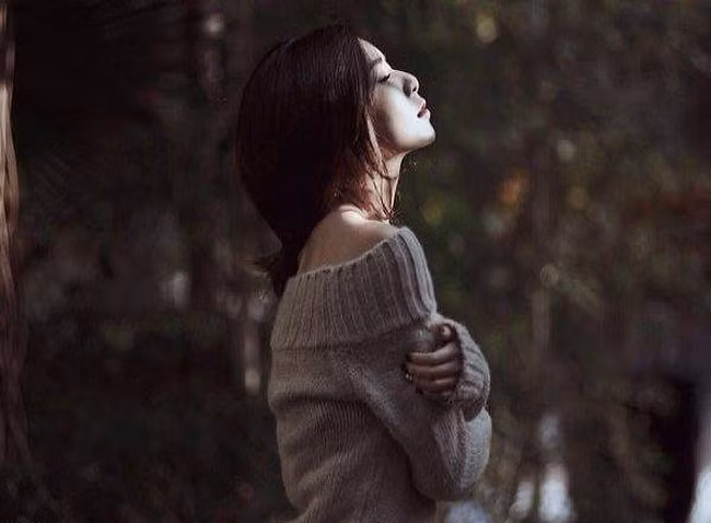 Vào trung tâm thương mại, chồng tương lai chọn cặp nhẫn cưới khiến tôi tái mặt vì sốc ảnh 1