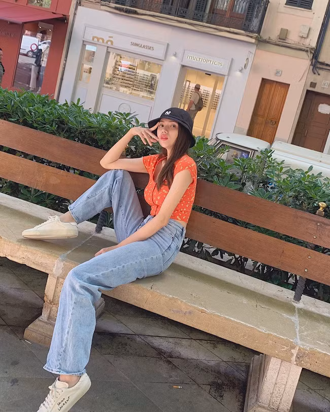 Áo crop top hoa + quần jeans ống rộng luôn hoàn thiện tốt nhiệm vụ mang đến cho bạn vẻ ngoài cực "chơi" và tươi trẻ.