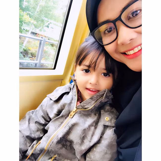 Cô bé chụp ảnh cùng mẹ.