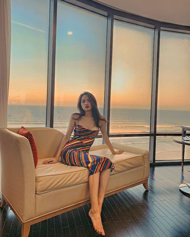 Váy hai dây luôn là lựa chọn số 1 cho những chuyến đi du lịch biển.