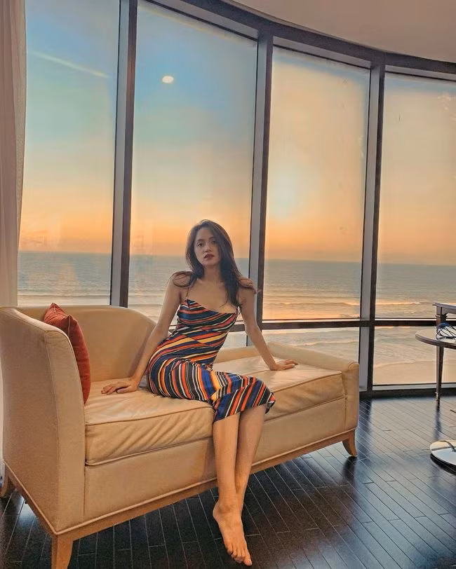 Váy hai dây luôn là lựa chọn số 1 cho những chuyến đi du lịch biển.