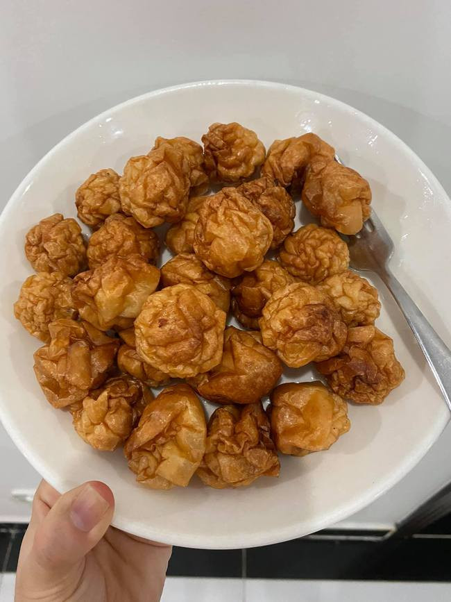 Vậy mà khi vớt ra đĩa, nhìn cá viên có giống quả mơ ngâm lâu ngày không cơ chứ! Vậy mà khi vớt ra đĩa, nhìn cá viên có giống quả mơ ngâm lâu ngày không cơ chứ!