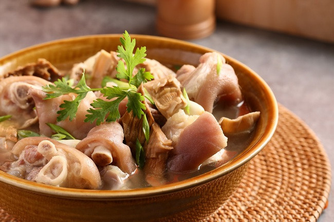 Canh măng - chân giò là món ăn không thể thiếu mỗi dịp Tết đến, chị em muốn nấu ngon cần nằm lòng các thao tác sau đây! - Ảnh 6. Canh măng - chân giò là món ăn không thể thiếu mỗi dịp Tết đến, chị em muốn nấu ngon cần nằm lòng các thao tác sau đây! - Ảnh 6.