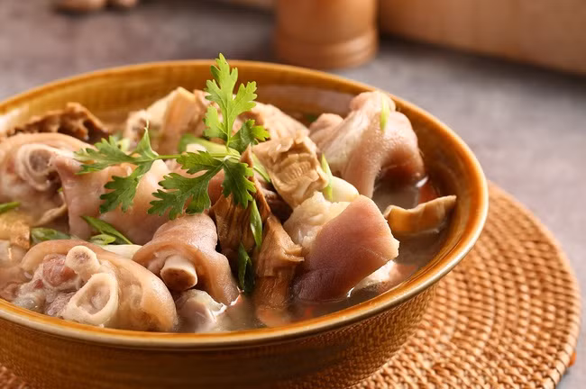 Canh măng - chân giò là món ăn không thể thiếu mỗi dịp Tết đến, chị em muốn nấu ngon cần nằm lòng các thao tác sau đây! - Ảnh 6.