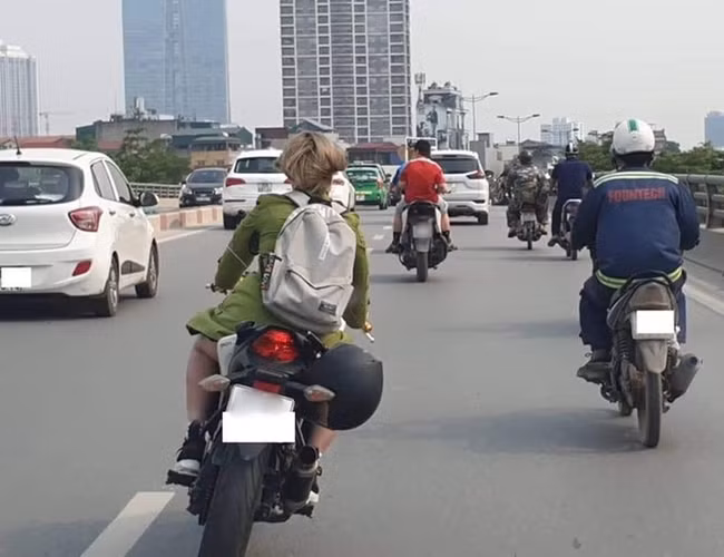 Chàng trai chạy 100km theo cô gái xinh đẹp đi xe phân khối lớn, nhưng khi thấy cô cởi mũ bảo hiểm liền suýt ngất vì "chân tướng" thật sự - Ảnh 4.