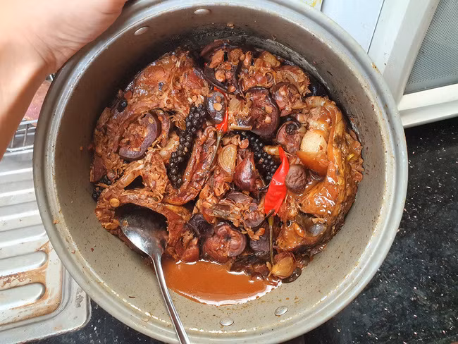 Kho cá bằng nồi cơm điện - Ảnh 3.