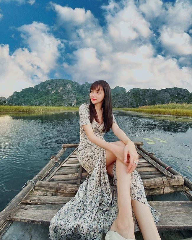 Bạn cũng sẽ có hình đăng Facebook/Instagram long lanh như Hương Giang khi ưu ái bộ đôi váy hoa, cổ chữ V kết hợp với giày sneaker trắng. Công thức này không chỉ hợp với chuyến du lịch vùng sông nước mà bạn diện đi đâu cũng đẹp.