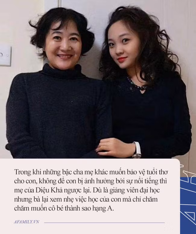 Cô bé hát mở màn Olympic Bắc Kinh năm ấy: Nạn nhân của vố lừa thế kỷ, tuổi thiếu niên kém sắc và trượt dốc vì cách nuôi dạy tai hại của mẹ - Ảnh 7. Cô bé hát mở màn Olympic Bắc Kinh năm ấy: Nạn nhân của vố lừa thế kỷ, tuổi thiếu niên kém sắc và trượt dốc vì cách nuôi dạy tai hại của mẹ - Ảnh 7.