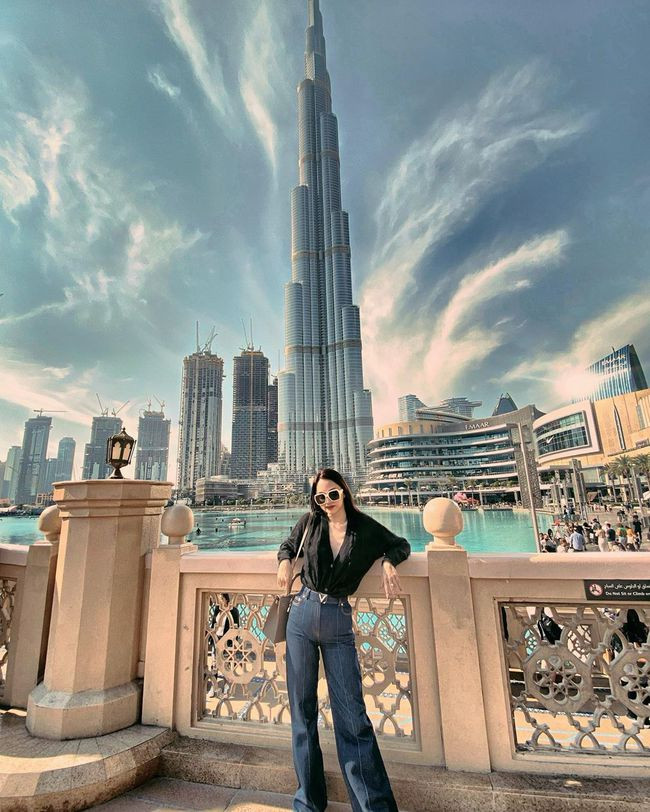 Bạn sẽ ra dáng quý cô sành điệu lắm nếu áp dụng công thức áo cardigan màu trung tính mix với quần jeans ống siêu dài. Đừng quên sơ vin để kéo chân dài miên man và trông bạn sẽ chất hơn nữa nếu đeo kính râm, tô son đỏ trầm như Hương Giang.