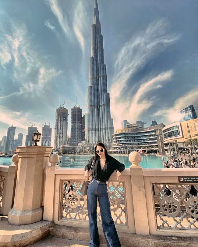 Bạn sẽ ra dáng quý cô sành điệu lắm nếu áp dụng công thức áo cardigan màu trung tính mix với quần jeans ống siêu dài. Đừng quên sơ vin để kéo chân dài miên man và trông bạn sẽ chất hơn nữa nếu đeo kính râm, tô son đỏ trầm như Hương Giang.