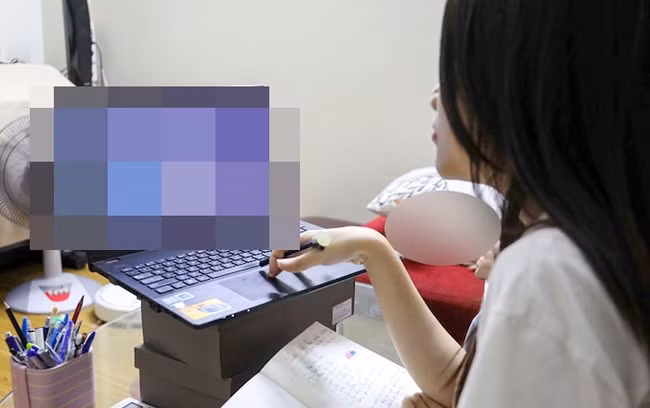 Đi lên phòng học của con gái, tôi nghe thấy cuộc điện thoại khiến bản thân chết lặng: Thì ra mình là giáo viên mà không dạy nổi con - Ảnh 1.