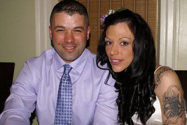 Muốn dành trọn ngày nghỉ bên chồng, người vợ đột ngột về nhà sớm, tưởng sẽ có giây phút thăng hoa nhưng khi vừa mở tủ quần áo cả thế giới bỗng chốc sụp đổ - Ảnh 1. Muốn dành trọn ngày nghỉ bên chồng, người vợ đột ngột về nhà sớm, tưởng sẽ có giây phút thăng hoa nhưng khi vừa mở tủ quần áo cả thế giới bỗng chốc sụp đổ - Ảnh 1.