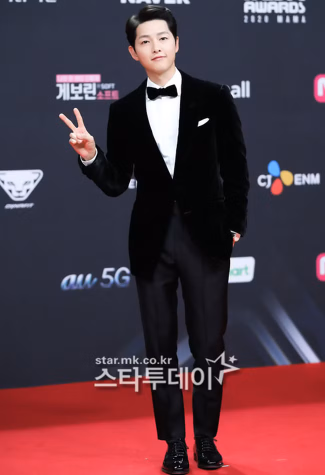 Hình ảnh cận mặt làm lộ dấu hiệu lão hóa của Song Joong Ki - Ảnh 5.