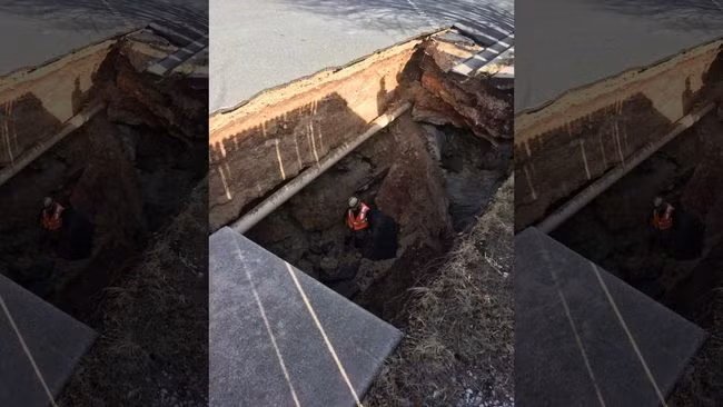 Khu phố đột ngột mất nước, người dân gọi thợ đến sửa để rồi phát hiện cả một "kỳ quan thiên nhiên" ở ngay dưới mặt đường - Ảnh 3.