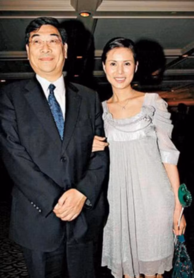 4 mỹ nhân Hoa ngữ nhận cái kết buồn khi yêu đại gia: Người mất khả năng sinh con, kẻ bị bỏ rơi - Ảnh 1.