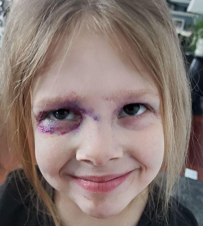 9. &quot;Nếu con gái tôi cứ tiếp tục trang điểm mắt phong cách thế này thì cái ngày mà dịch vụ bảo vệ trẻ em đến gõ cửa tìm tôi chắc không còn xa&quot;.