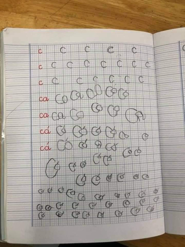 Khoe chữ con học lớp 1 đang tập viết, các mẹ ôm bụng cười lăn lộn vì cứ ngỡ chữ của người ngoài hành tinh - Ảnh 1. Khoe chữ con học lớp 1 đang tập viết, các mẹ ôm bụng cười lăn lộn vì cứ ngỡ chữ của người ngoài hành tinh - Ảnh 1.