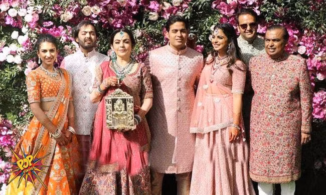 Radhika (ngoài cùng, bên trái) thường xuyên góp mặt trong các sự kiện của gia đình nhà chồng tương lai.