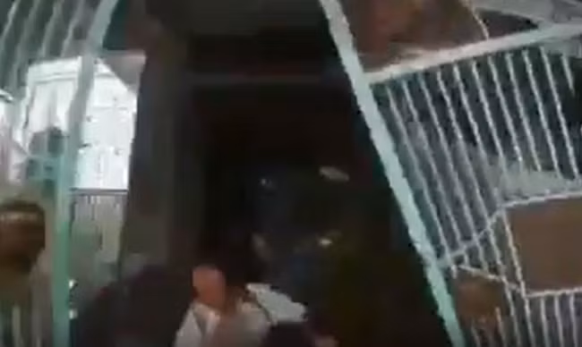 Clip: Con dâu đạp nhầm chân ga húc đổ cổng sắt lớn rồi đâm trực diện vào bố chồng - Ảnh 4.