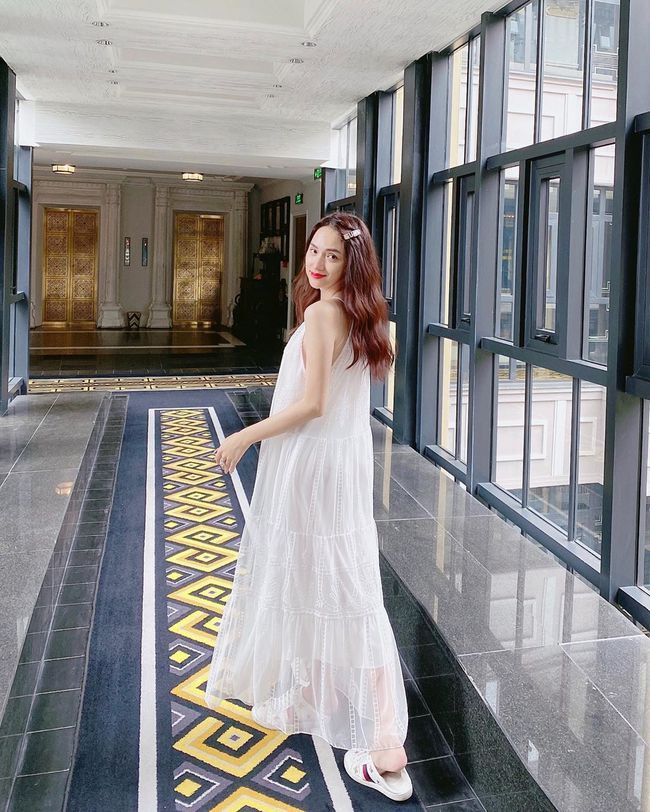 Ngắm thời trang du lịch xuất sắc của Hương Giang ảnh 1