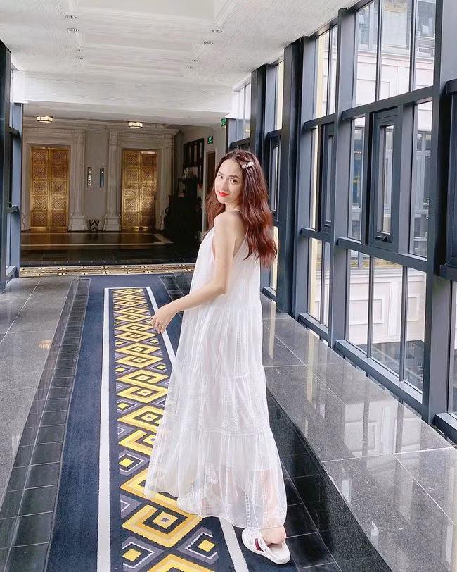 Ngắm thời trang du lịch xuất sắc của Hương Giang ảnh 1