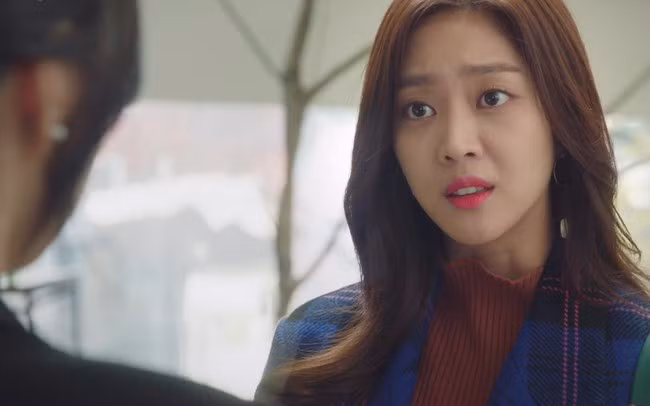 Thấy người giúp việc run rẩy bước ra khỏi cửa, tôi gọi lại kiểm tra để rồi sốc khi thấy thứ trong hành lý ảnh 1