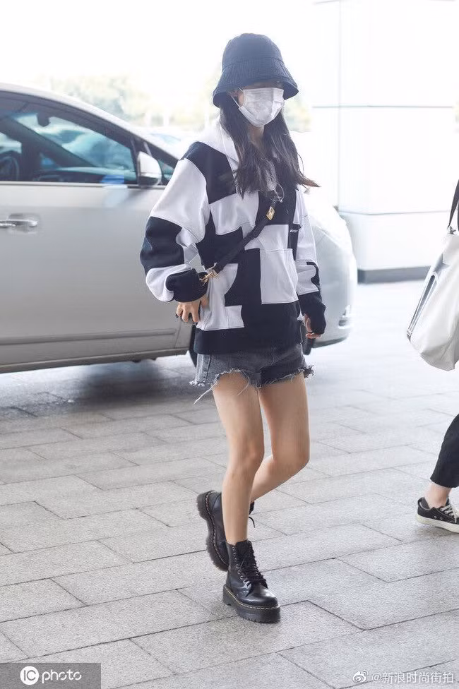 Cô mặc đồ rộng nhưng nhìn vào vẫn có thể nhận thấy thân hình cực kỳ mảnh mai.