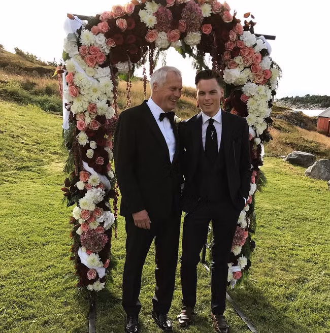 Gustav Magnar và cha đẻ của anh.