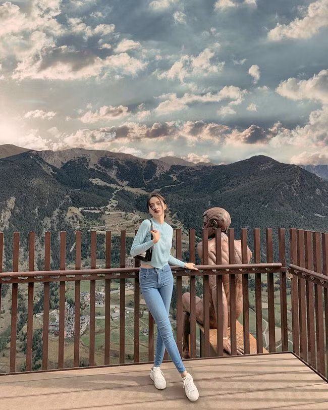 Để khoe cặp chân thon thả, bạn hãy ghim ngay công thức áo cardigan mỏng + quần skinny jean và sneaker trắng của Hương Giang nhé; diện lên nữ tính, sành điệu mà trẻ trung hết nấc.