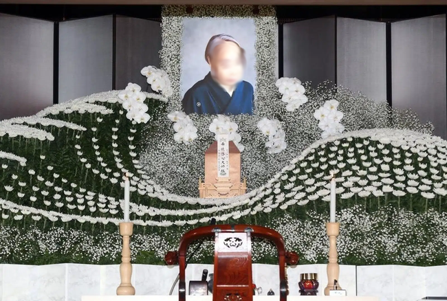 Người Nhật tiễn người đã khuất bằng hoa tươi theo cách cực kỳ lộng lẫy, công ty hoa tang lễ thu hơn nghìn tỷ mỗi năm - Ảnh 2. Người Nhật tiễn người đã khuất bằng hoa tươi theo cách cực kỳ lộng lẫy, công ty hoa tang lễ thu hơn nghìn tỷ mỗi năm - Ảnh 2.