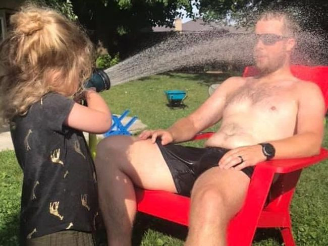 10. &quot;Cách hạ nhiệt yêu thích của con gái tôi sau một ngày dài nắng nóng chạy nhảy khắp nơi&quot;.