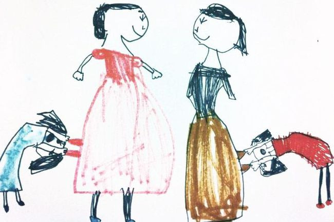 1. &quot;Con gái tôi vẽ bức tranh này ở trường. Tựa đề: &quot;Các mẹ tám chuyện sau khi tan trường&quot;.