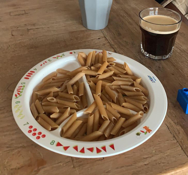 12. &quot;Cô con gái 3 tuổi khăng khăng muốn làm bữa sáng cho tôi&quot;.