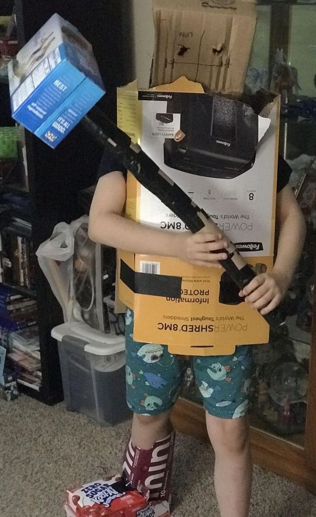 14. &quot;Cậu con trai 10 tuổi muốn tôi chia sẻ với mọi người bộ áo giáp mà con tự tay làm ra&quot;.