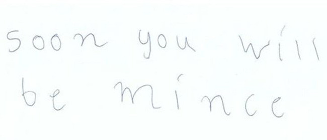 11. &quot;Chị dâu tôi hỏi học sinh lớp 3 mà chị đang dạy &quot;Nếu nói chuyện được với một động vật ở nông trại, con sẽ nói gì&quot; và cậu bé viết thế này: &quot;Rồi cậu cũng thành thịt xay sớm thôi&quot;.