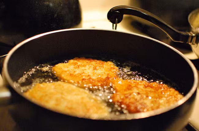 Ăn nhiều thực phẩm dầu mỡ gây tắc nghẽn mạch máu, tăng nguy cơ xuất huyết não.