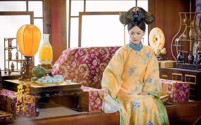 Hoàng hậu Hách Xá Lý thị trong phim Long Châu Truyền Kỳ.