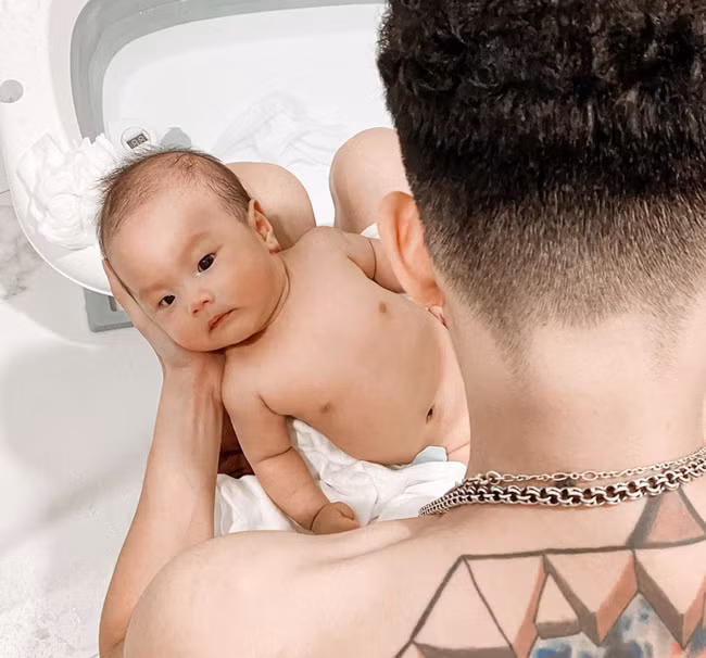 Ở Rap Việt là giám khảo quyền lực, Rhymastic và JustaTee phiên bản bố bỉm sữa lại siêu đáng yêu, chăm con khéo mà "troll" con cũng giỏi - Ảnh 12.